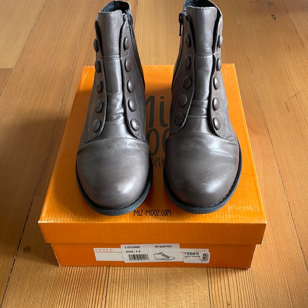 Brand New Miz Mooz Louise size 6 graphite.